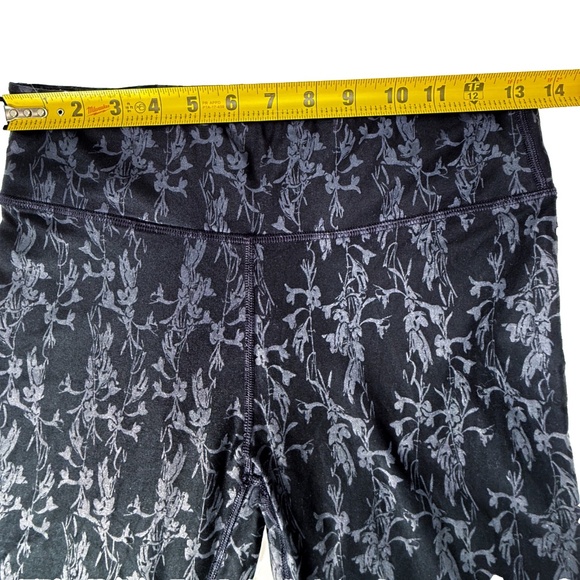 🖤 Fabletics Define PowerHold Capri Leggings – Black Petal Print – Size Small 🖤 - Picture 3 of 7